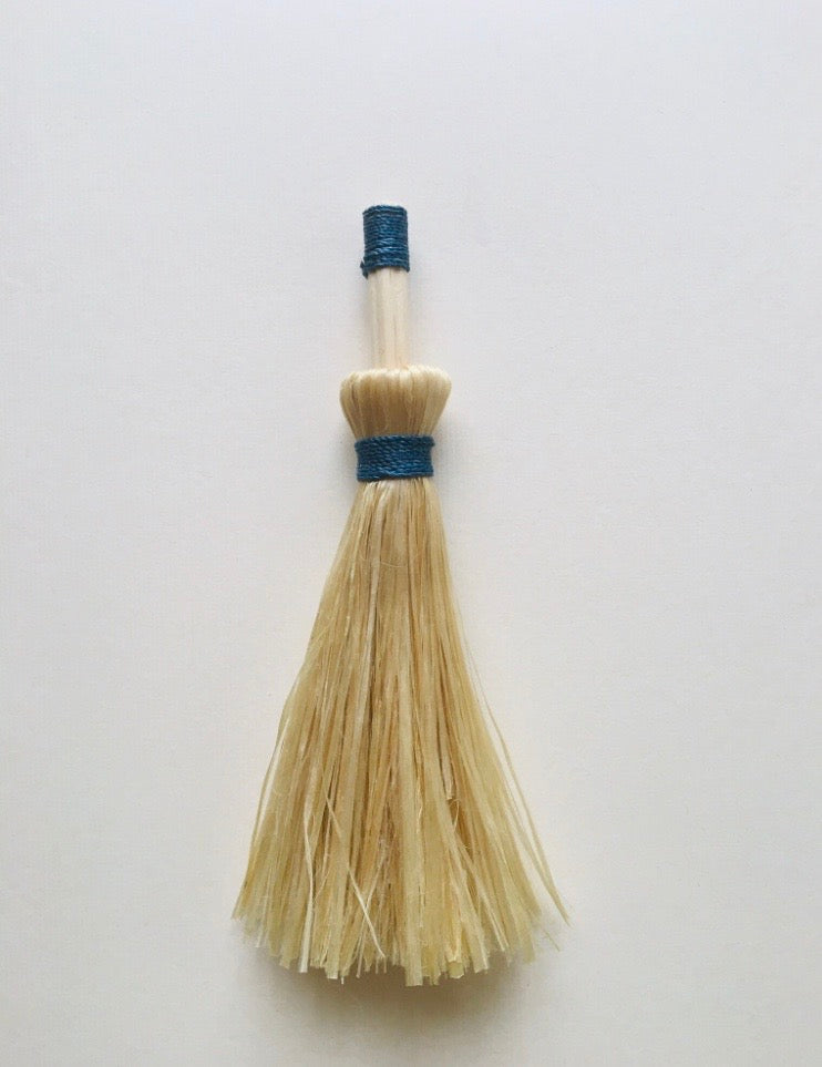 希少な野州麻の藍染め精麻を使用した祓いほうき