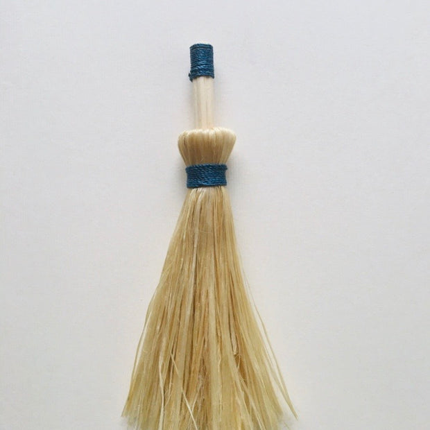 希少な野州麻の藍染め精麻を使用した祓いほうき