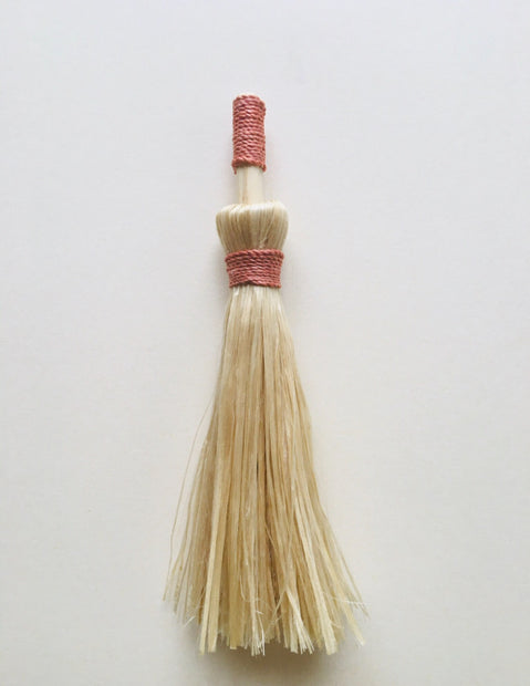 希少な野州麻の茜染め精麻を使用した魔法のほうき