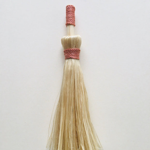 希少な野州麻の茜染め精麻を使用した魔法のほうき