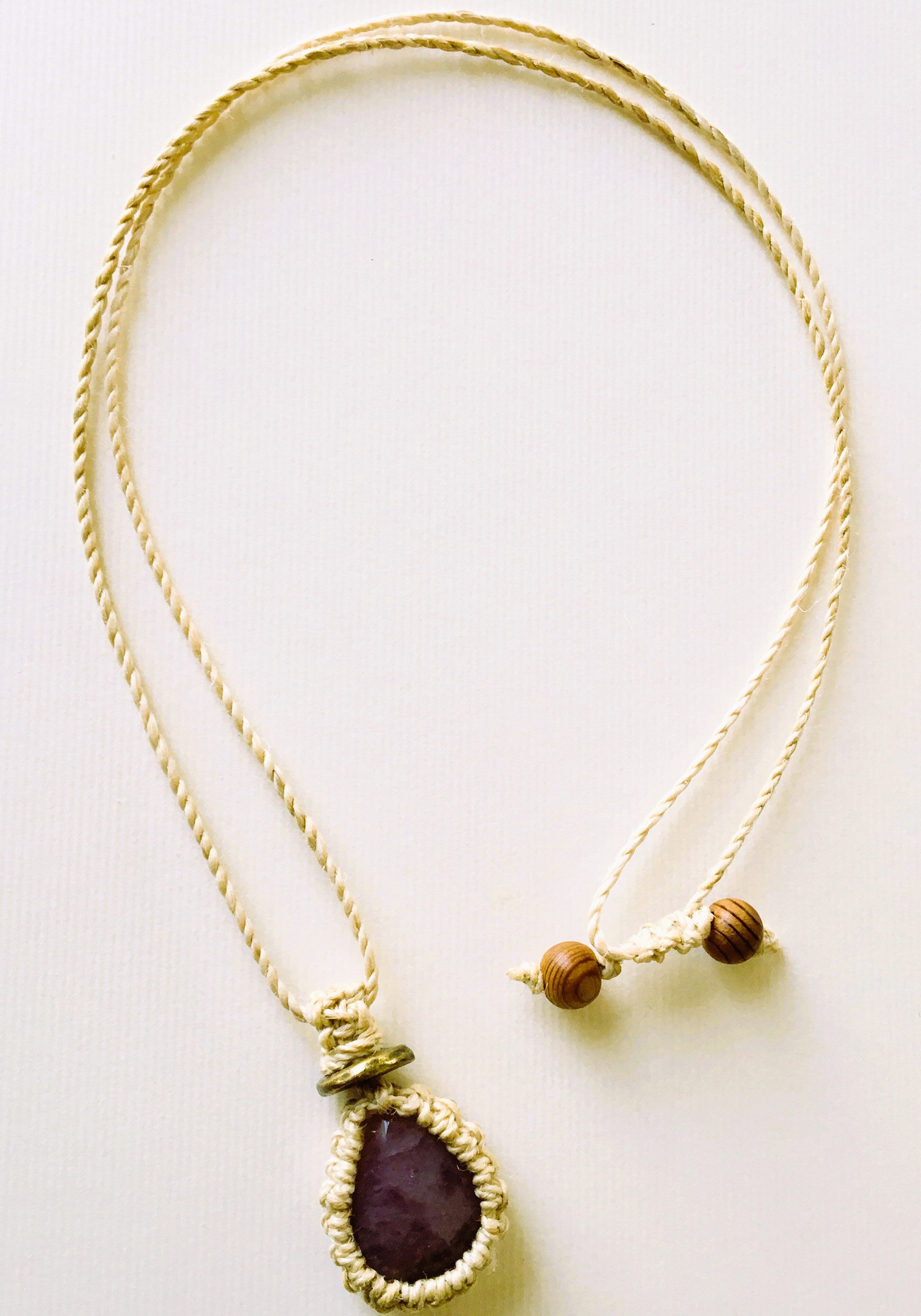 精麻とラズベリークオーツの神聖マクラメペンダント  -Sacred Seima & Raspberry Quartz Macram? Pendant-