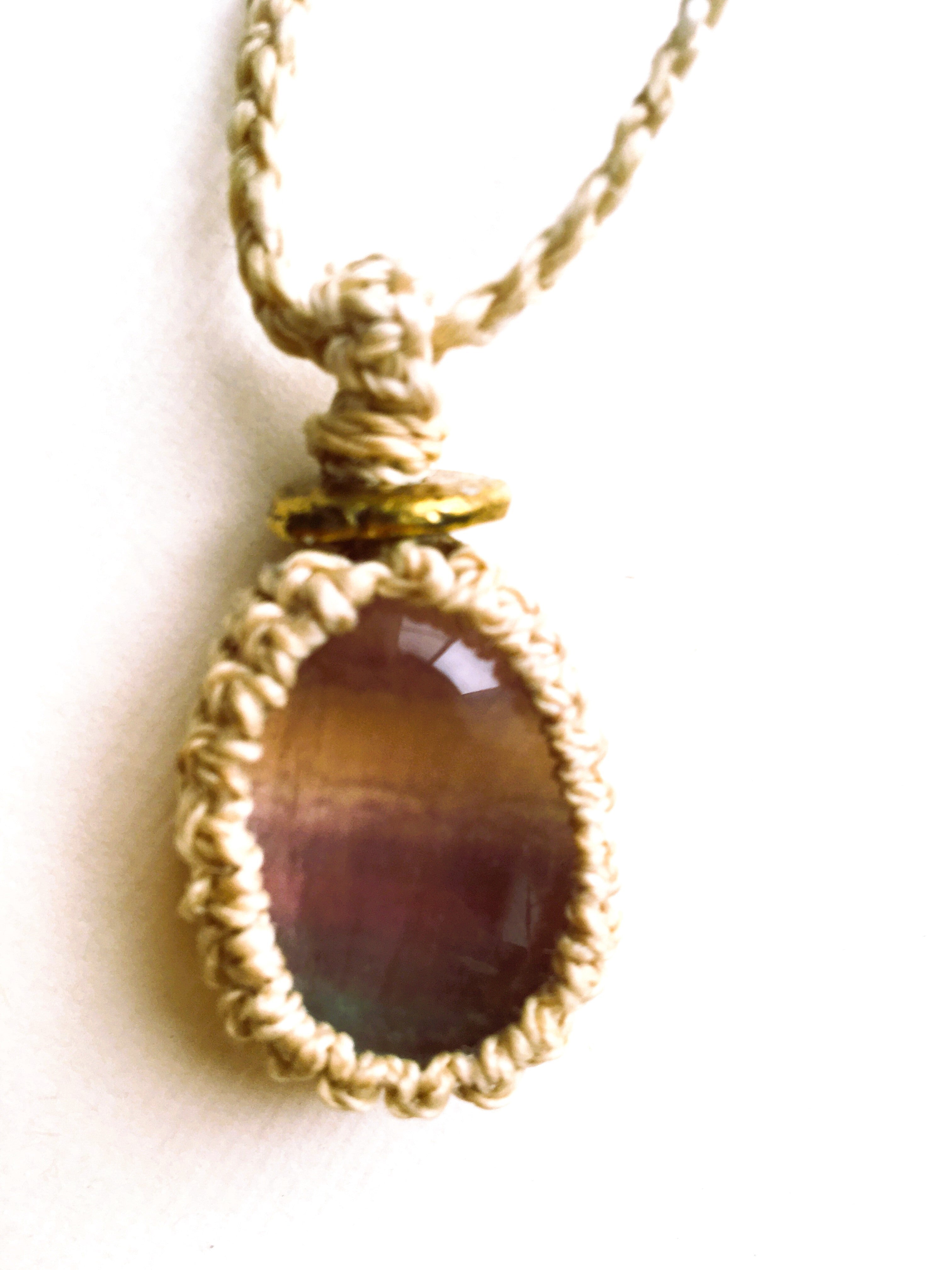 精麻とフローライトの祈りのマクラメペンダント【紐三つ編み】-cred Seima & Fluorite Macram? Pendant ? Braided Cord-