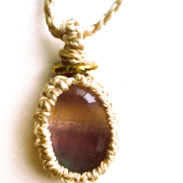 精麻とフローライトの祈りのマクラメペンダント【紐三つ編み】-cred Seima & Fluorite Macram? Pendant ? Braided Cord-
