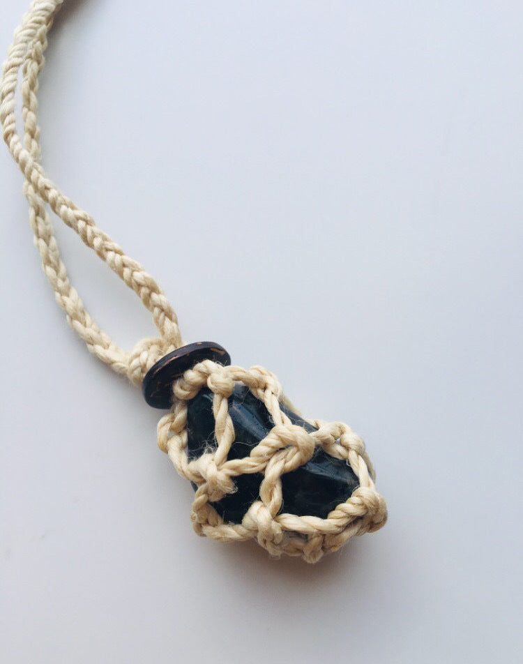 光宿るスペクトロライト御守ペンダント　-Luminous Spectrolite Amulet Pendant-