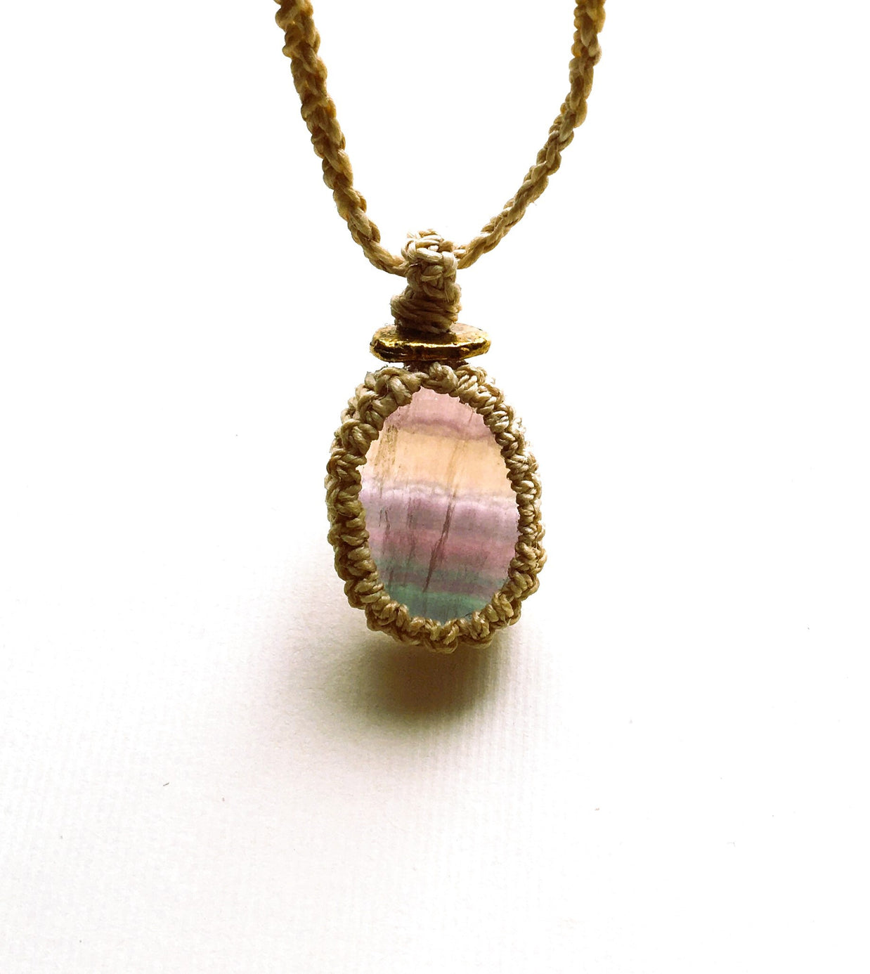 精麻とフローライトの祈りのマクラメペンダント【紐三つ編み】-cred Seima & Fluorite Macram? Pendant ? Braided Cord-
