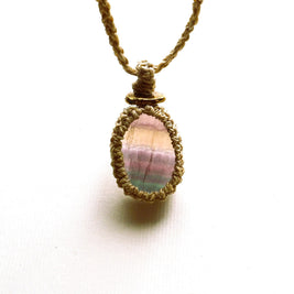 精麻とフローライトの祈りのマクラメペンダント【紐三つ編み】-cred Seima & Fluorite Macram? Pendant ? Braided Cord-