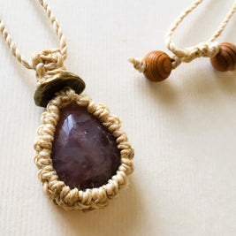 精麻とラズベリークオーツの神聖マクラメペンダント  -Sacred Seima & Raspberry Quartz Macram? Pendant-