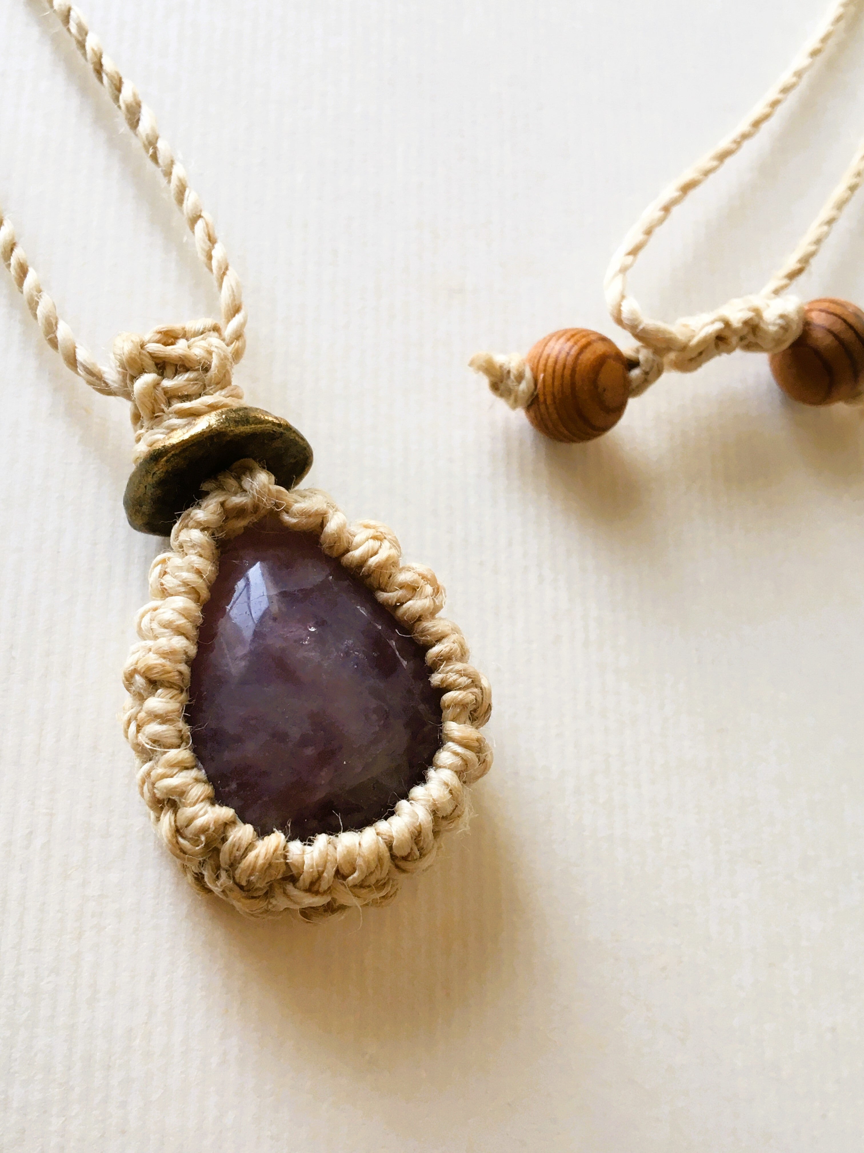 精麻とラズベリークオーツの神聖マクラメペンダント  -Sacred Seima & Raspberry Quartz Macram? Pendant-