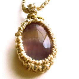 精麻とフローライトの祈りのマクラメペンダント【紐三つ編み】-cred Seima & Fluorite Macram? Pendant ? Braided Cord-