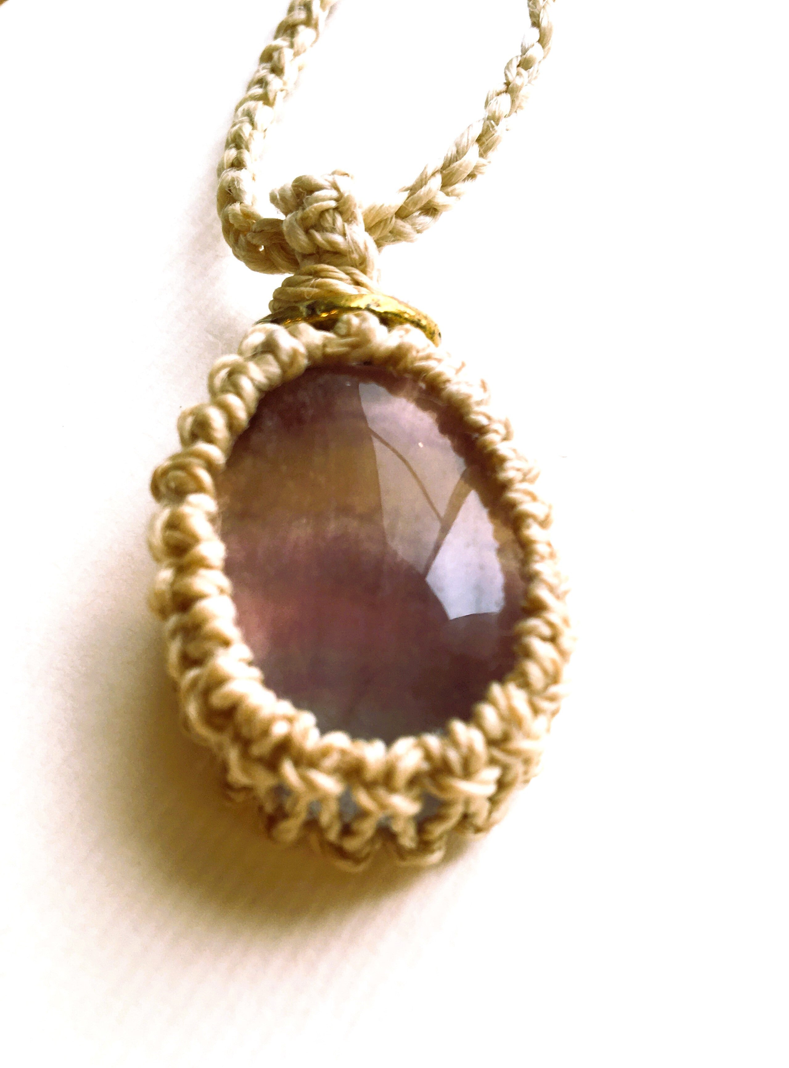 精麻とフローライトの祈りのマクラメペンダント【紐三つ編み】-cred Seima & Fluorite Macram? Pendant ? Braided Cord-