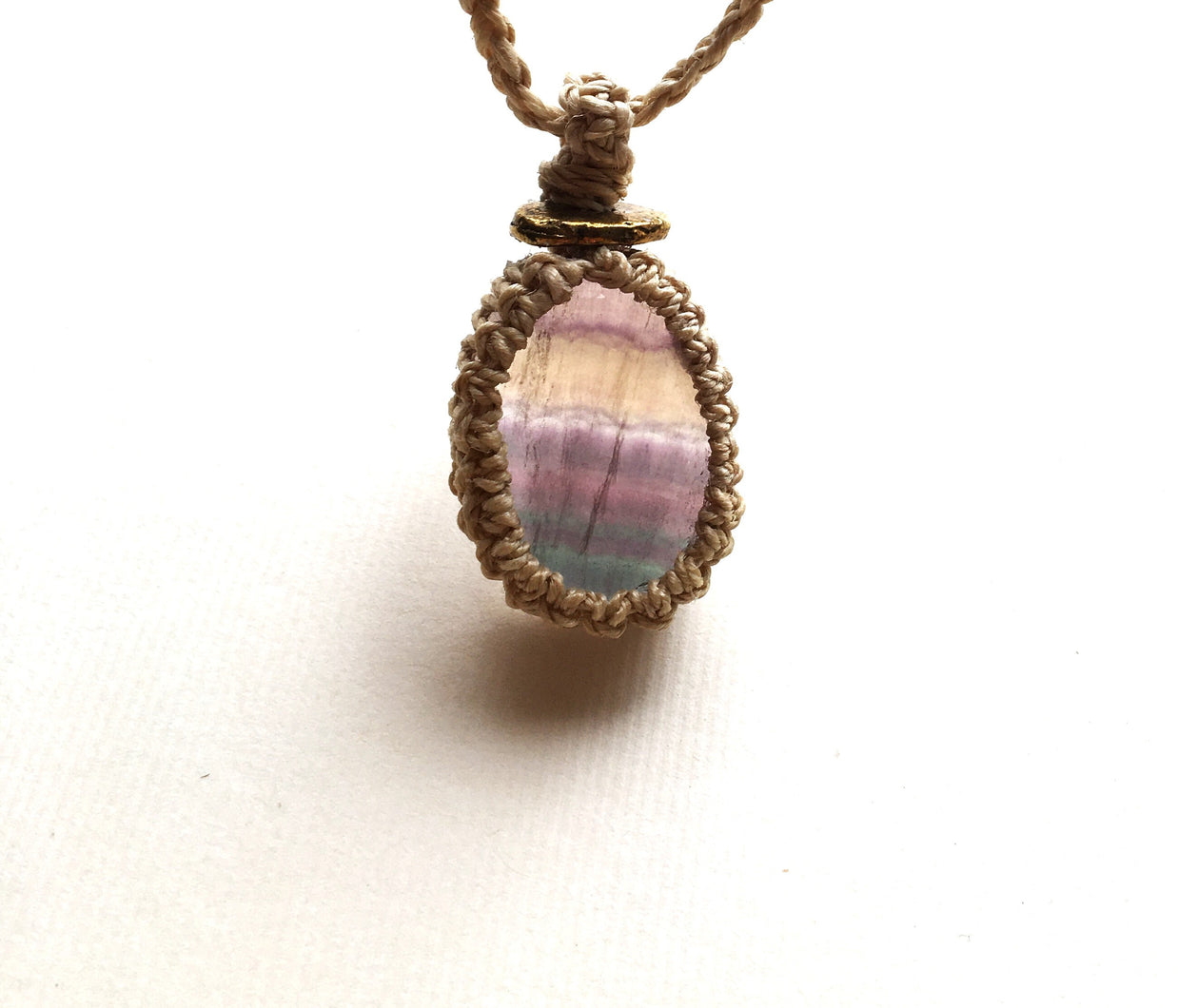 精麻とフローライトの祈りのマクラメペンダント【紐三つ編み】-cred Seima & Fluorite Macram? Pendant ? Braided Cord-