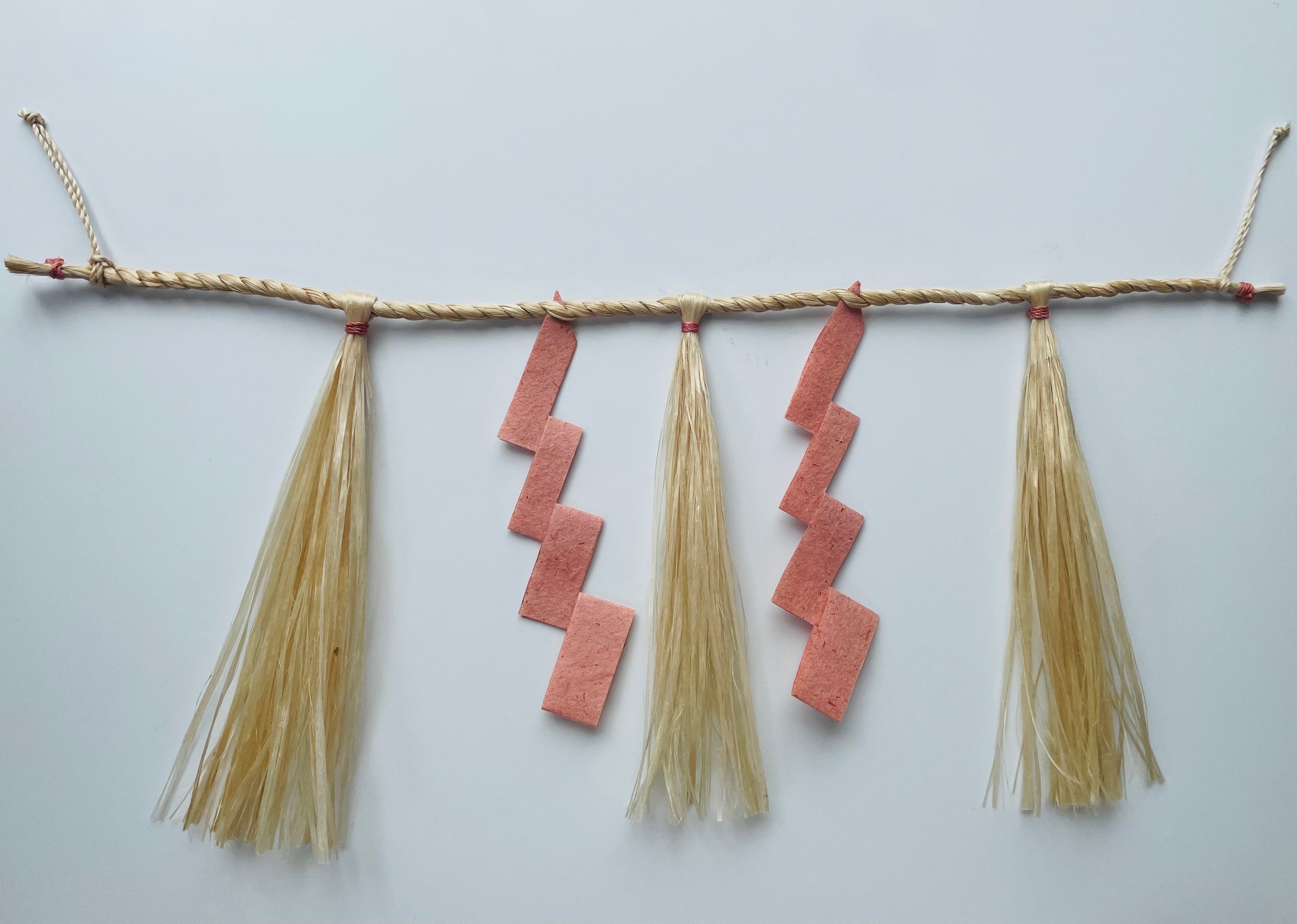 【受注制作】精麻しめ縄・茜の紙垂 ― 空間を清める祓い飾り　Sacred Seima Shimenawa with Madder