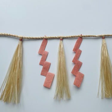 【受注制作】精麻しめ縄・茜の紙垂 ― 空間を清める祓い飾り　Sacred Seima Shimenawa with Madder