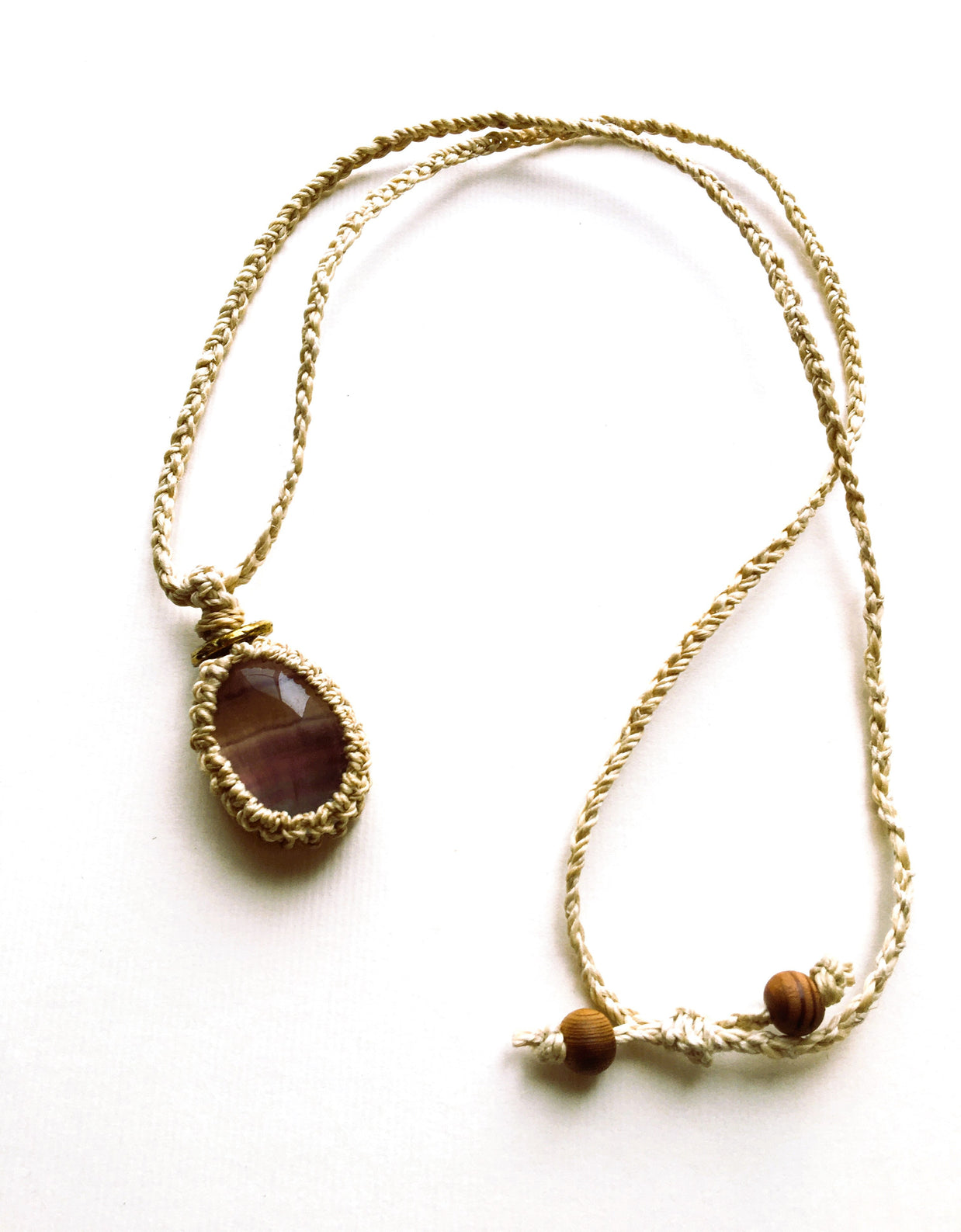 精麻とフローライトの祈りのマクラメペンダント【紐三つ編み】-cred Seima & Fluorite Macram? Pendant ? Braided Cord-