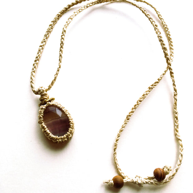 精麻とフローライトの祈りのマクラメペンダント【紐三つ編み】-cred Seima & Fluorite Macram? Pendant ? Braided Cord-