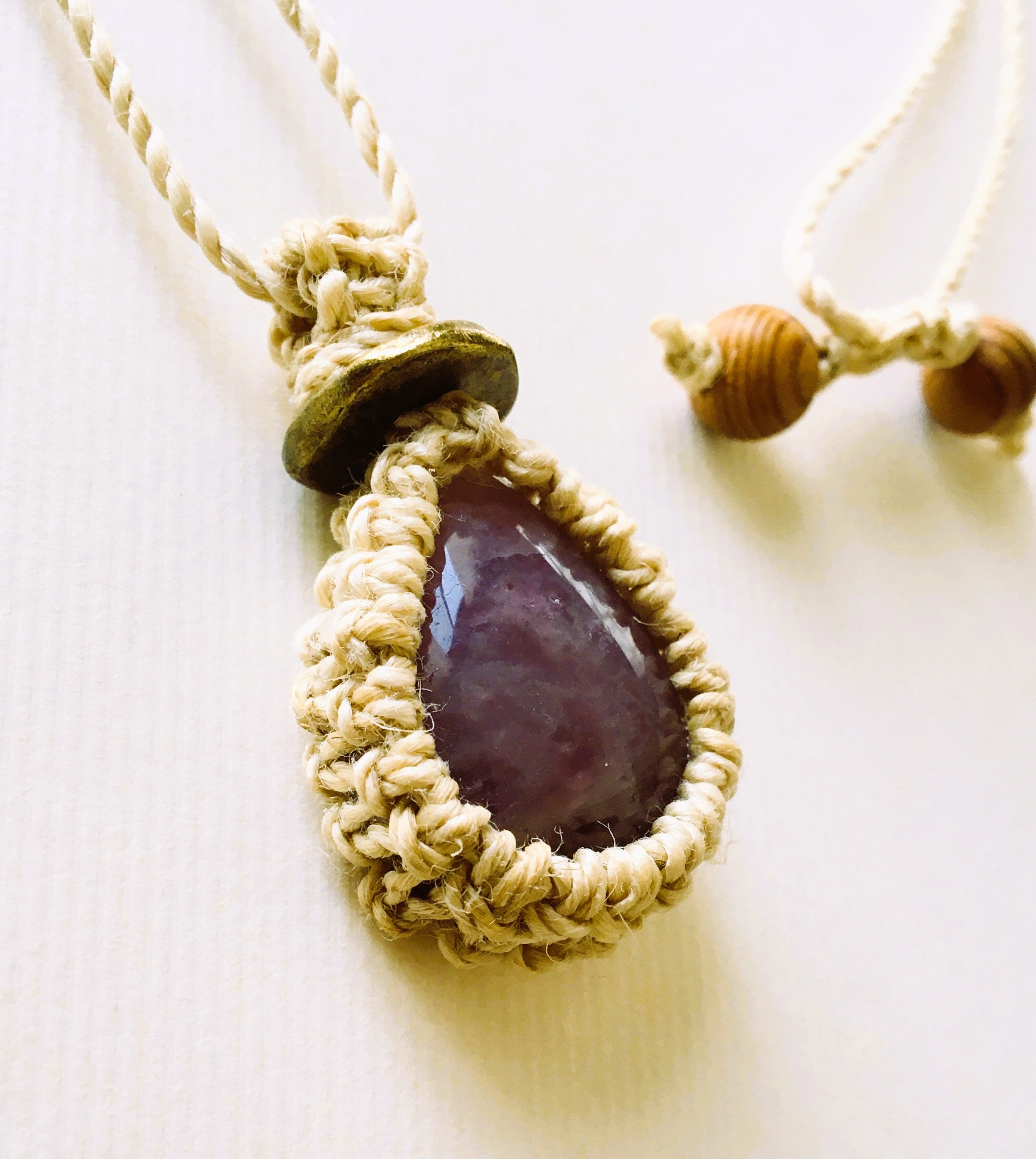精麻とラズベリークオーツの神聖マクラメペンダント  -Sacred Seima & Raspberry Quartz Macram? Pendant-