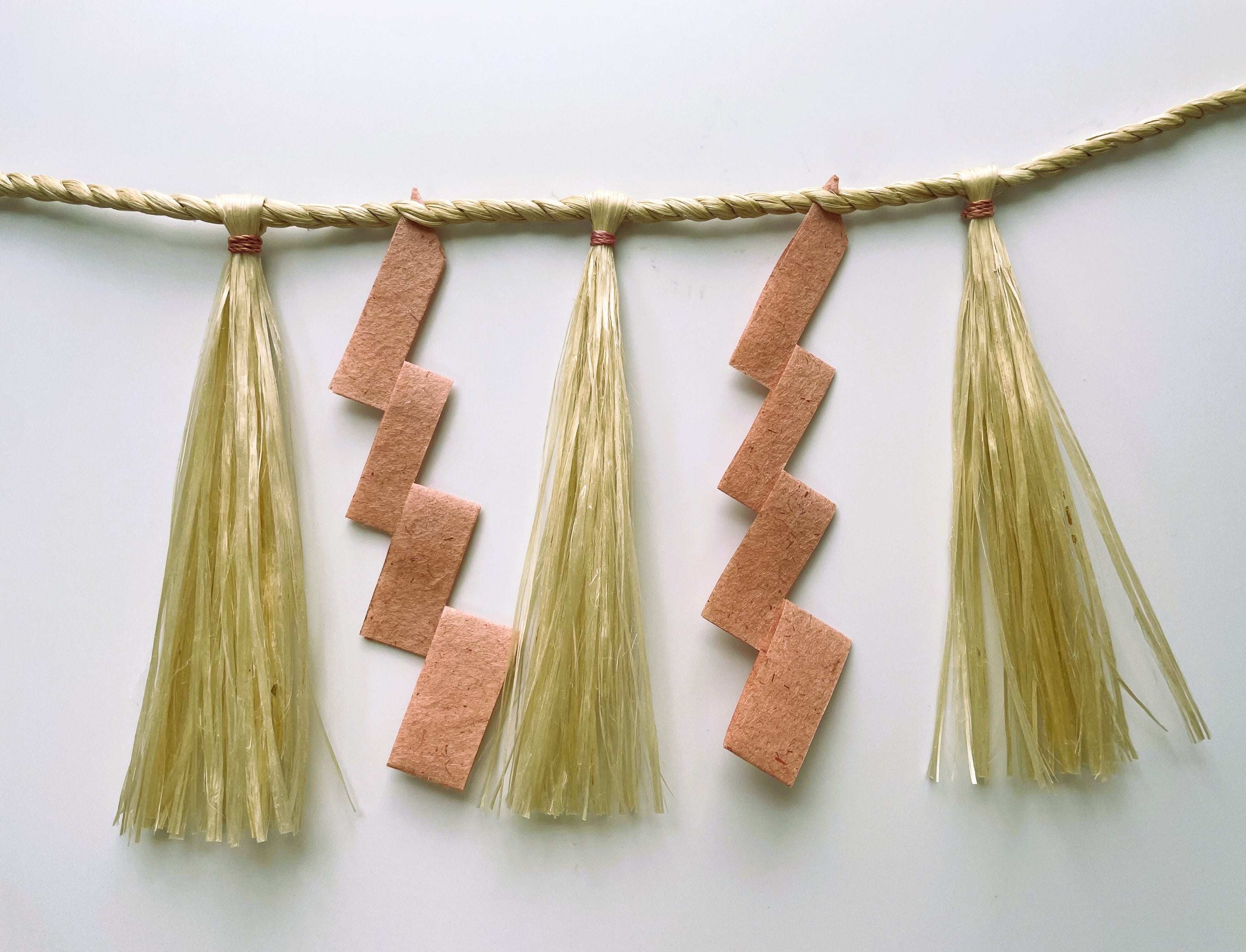 【受注制作】精麻しめ縄・茜の紙垂 ― 空間を清める祓い飾り　Sacred Seima Shimenawa with Madder