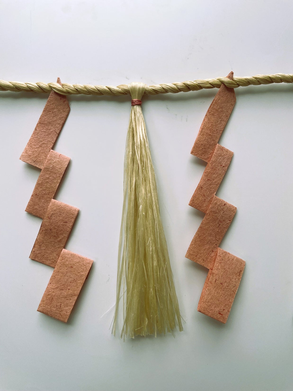【受注制作】精麻しめ縄・茜の紙垂 ― 空間を清める祓い飾り　Sacred Seima Shimenawa with Madder