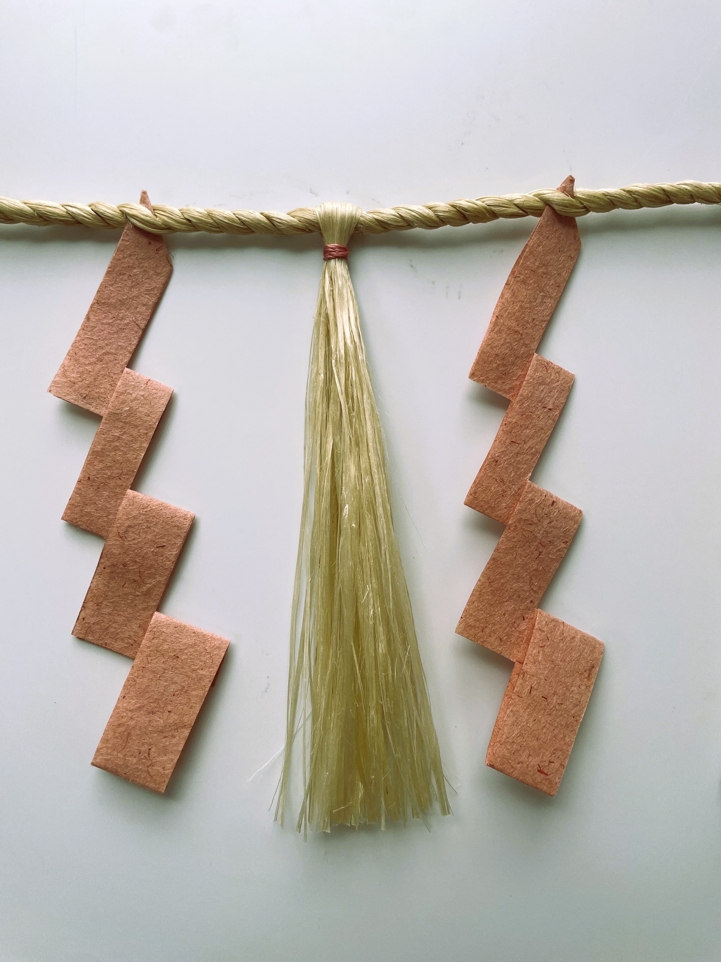 【受注制作】精麻しめ縄・茜の紙垂 ― 空間を清める祓い飾り　Sacred Seima Shimenawa with Madder