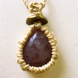 精麻とラズベリークオーツの神聖マクラメペンダント  -Sacred Seima & Raspberry Quartz Macram? Pendant-