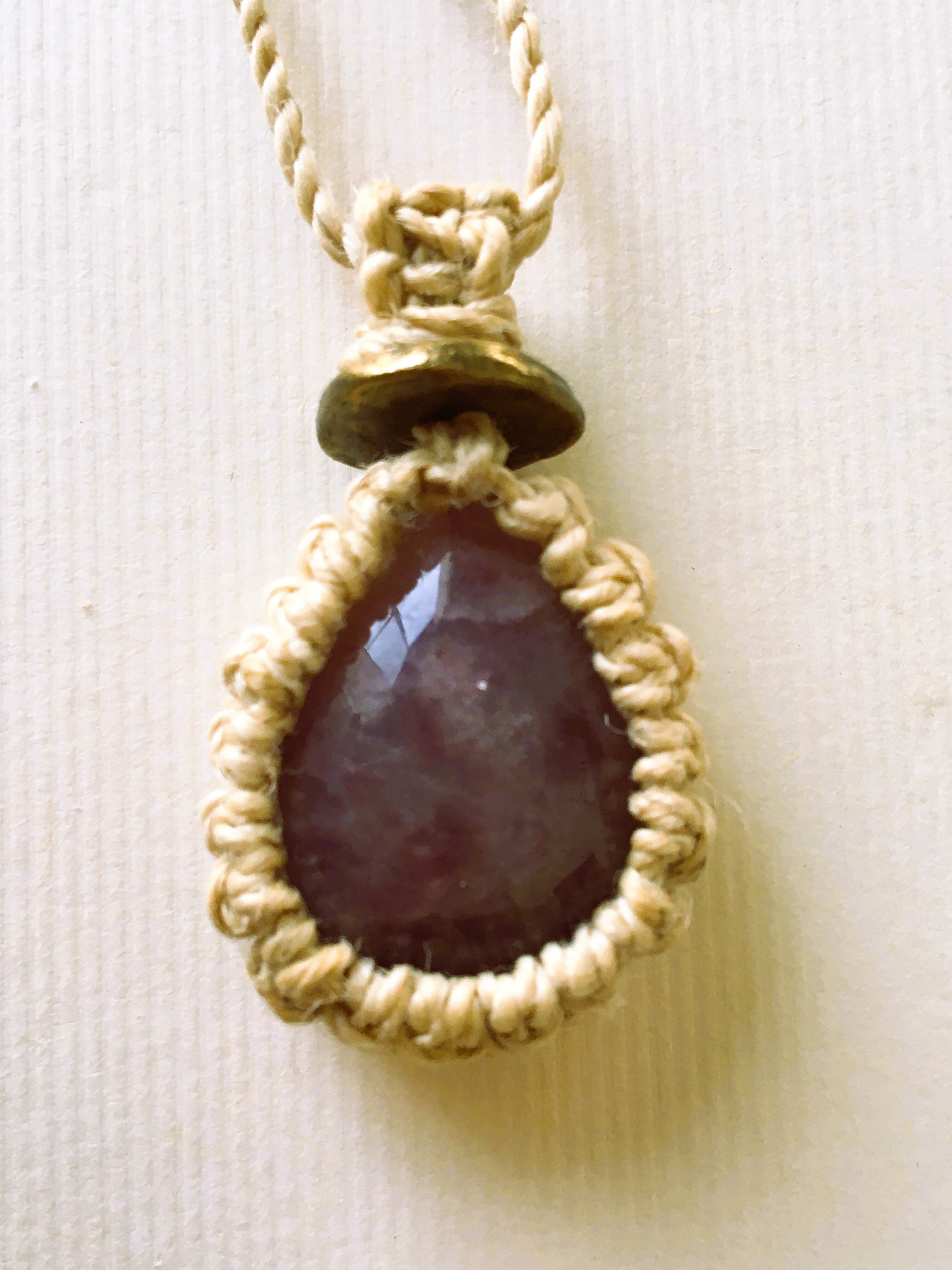 精麻とラズベリークオーツの神聖マクラメペンダント  -Sacred Seima & Raspberry Quartz Macram? Pendant-