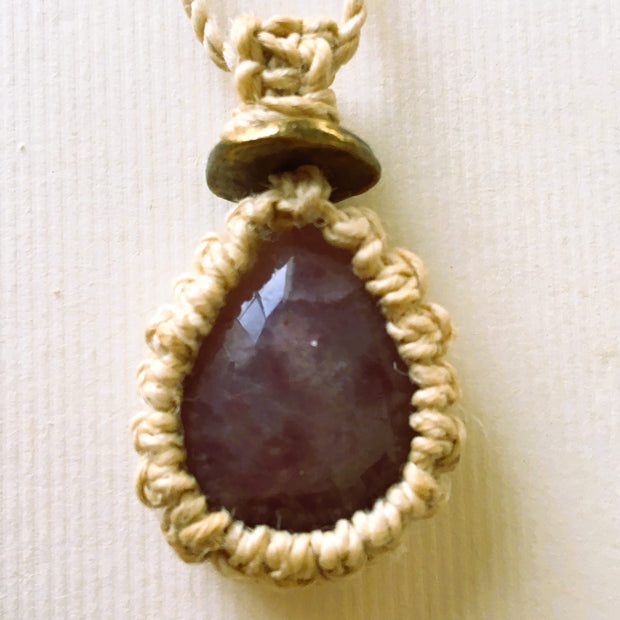 精麻とラズベリークオーツの神聖マクラメペンダント  -Sacred Seima & Raspberry Quartz Macram? Pendant-