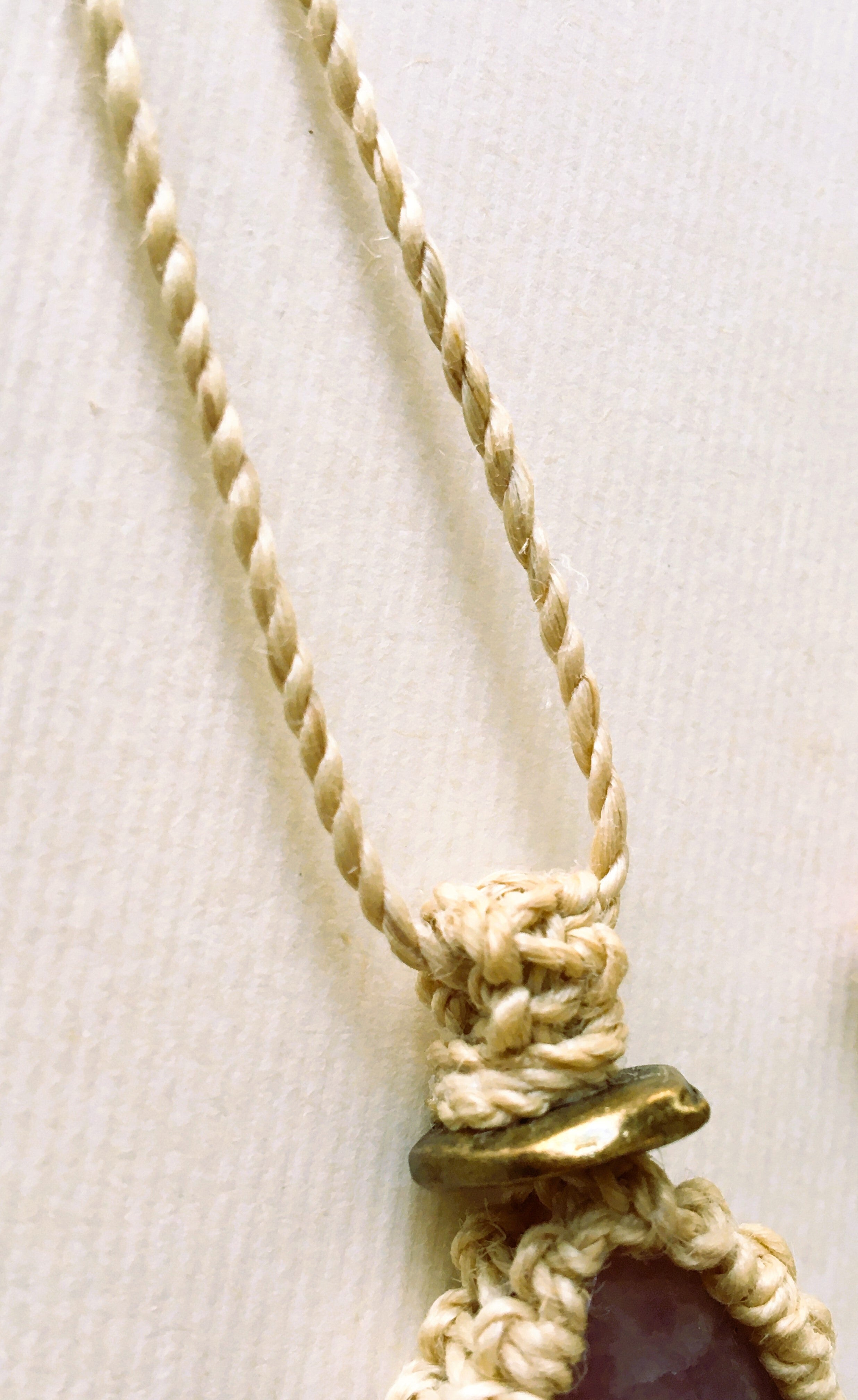 精麻とラズベリークオーツの神聖マクラメペンダント  -Sacred Seima & Raspberry Quartz Macram? Pendant-