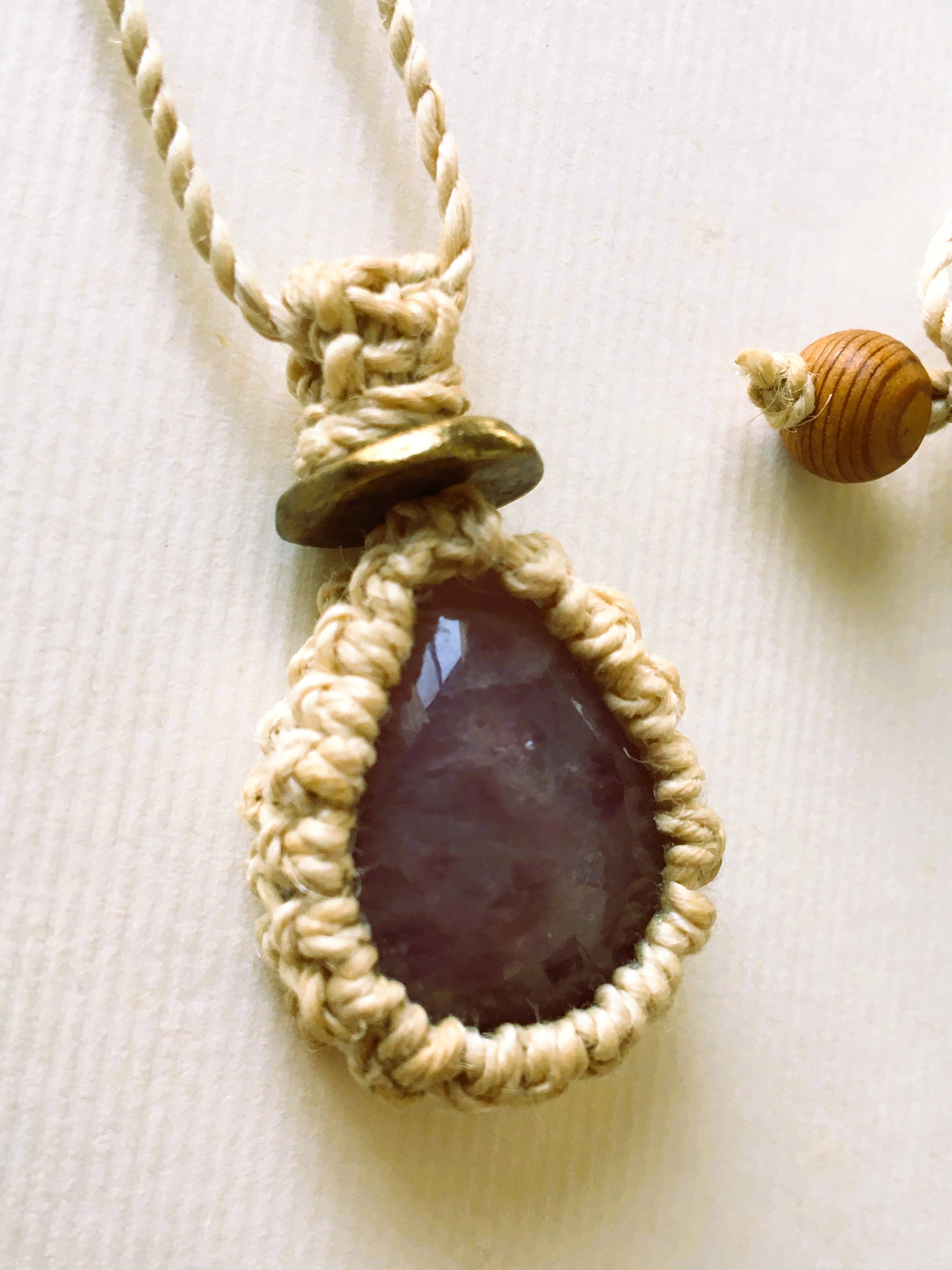 精麻とラズベリークオーツの神聖マクラメペンダント  -Sacred Seima & Raspberry Quartz Macram? Pendant-