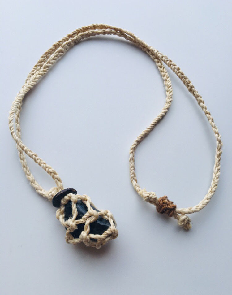 光宿るスペクトロライト御守ペンダント　-Luminous Spectrolite Amulet Pendant-