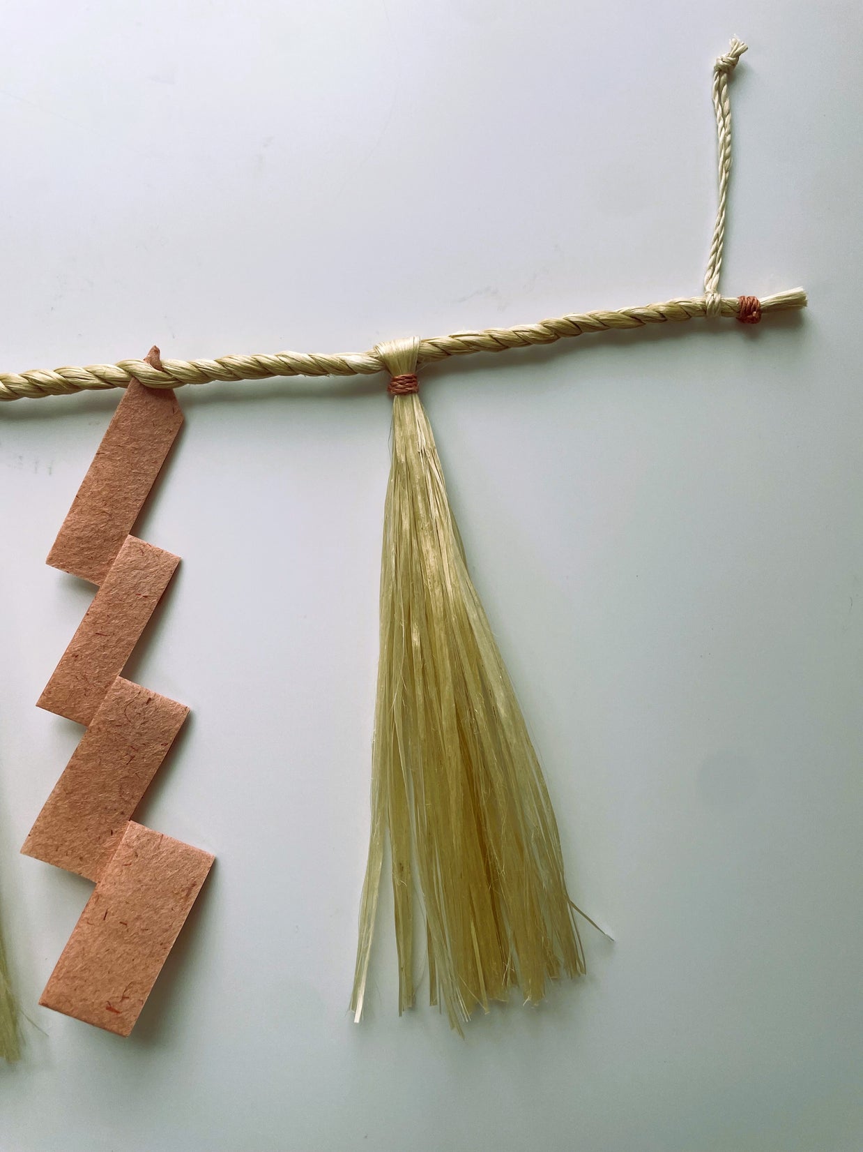 【受注制作】精麻しめ縄・茜の紙垂 ― 空間を清める祓い飾り　Sacred Seima Shimenawa with Madder