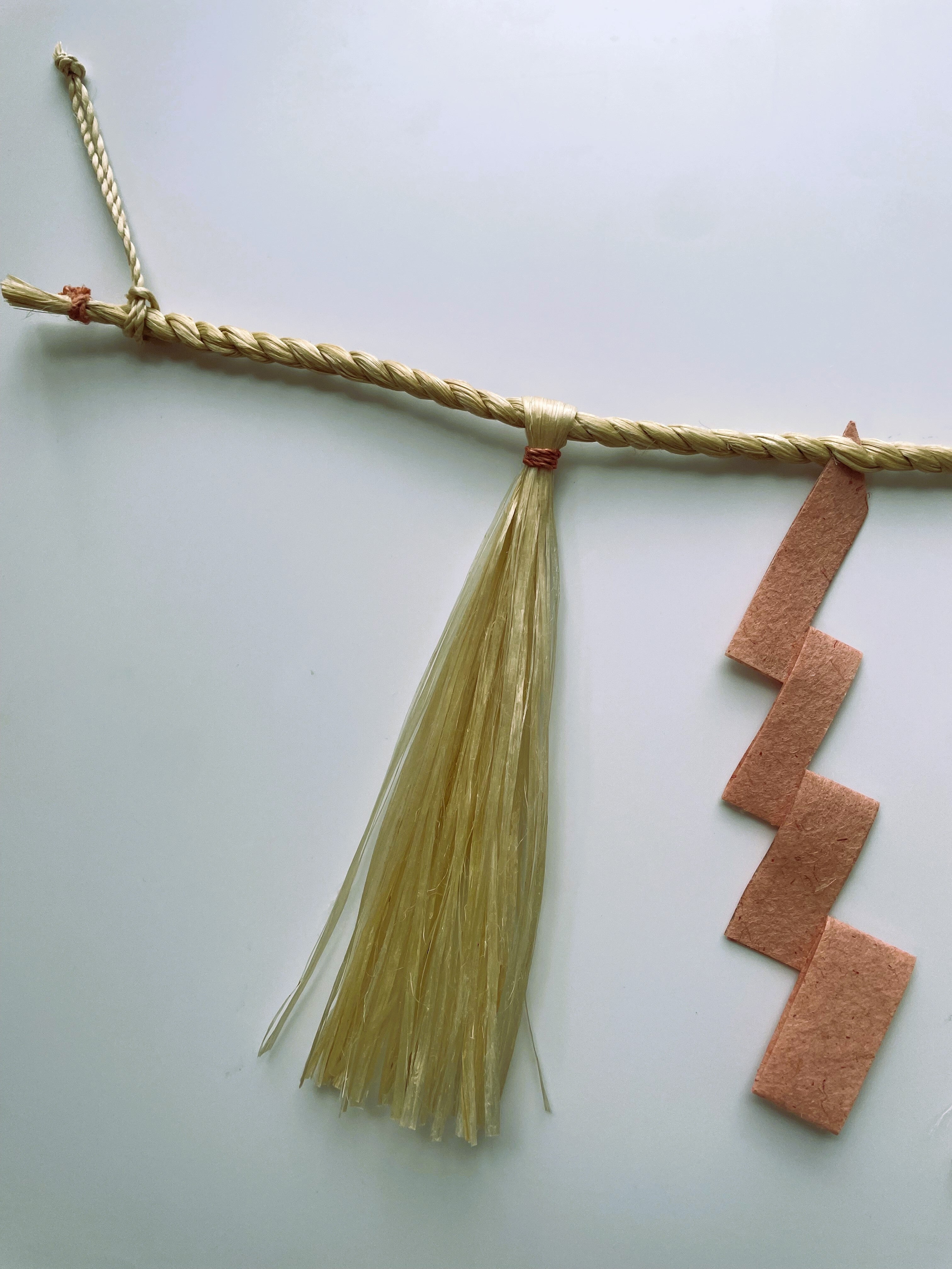 【受注制作】精麻しめ縄・茜の紙垂 ― 空間を清める祓い飾り　Sacred Seima Shimenawa with Madder