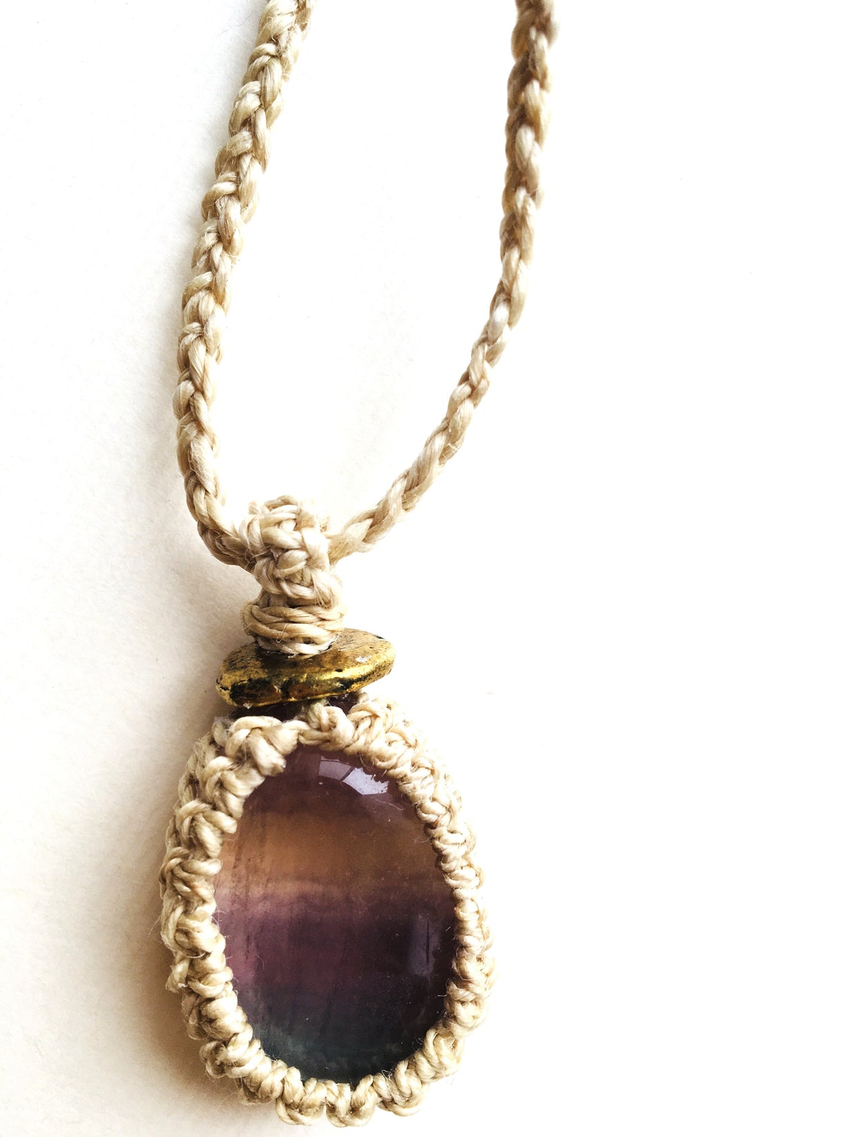 精麻とフローライトの祈りのマクラメペンダント【紐三つ編み】-cred Seima & Fluorite Macram? Pendant ? Braided Cord-
