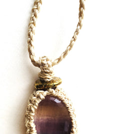 精麻とフローライトの祈りのマクラメペンダント【紐三つ編み】-cred Seima & Fluorite Macram? Pendant ? Braided Cord-