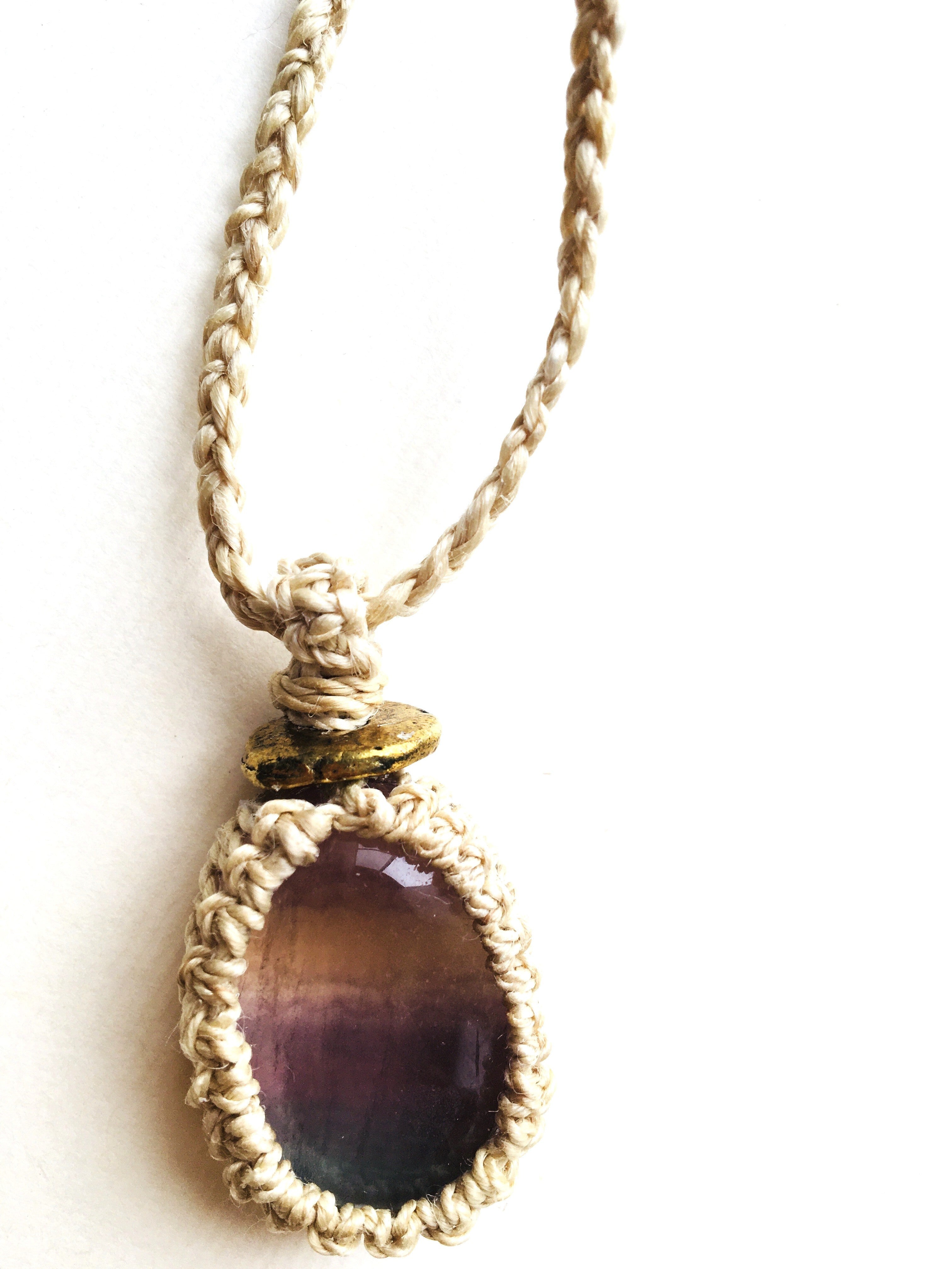 精麻とフローライトの祈りのマクラメペンダント【紐三つ編み】-cred Seima & Fluorite Macram? Pendant ? Braided Cord-